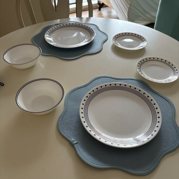 White dish set with navy detaililng - Picture 4 of 8